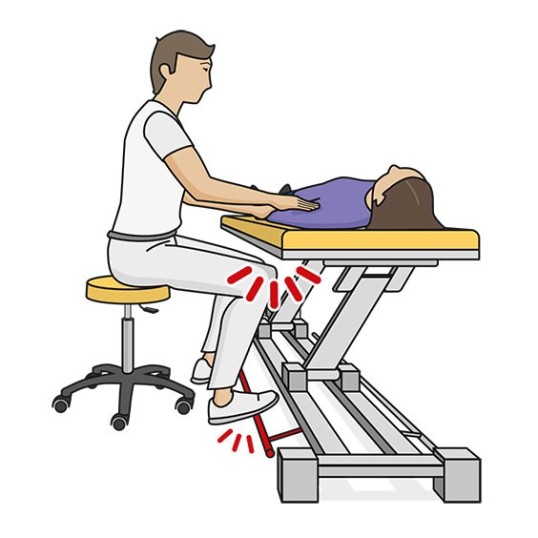 Illustration: Therapeut betätigt, neben der Liege auf Hocker sitzend, den Hubmechanismus, Liege fährt runter auf seine Knie