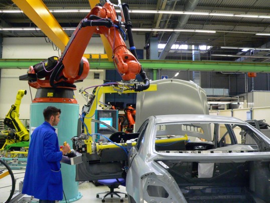 Zusammenarbeit von Mensch und Roboter beim Fahrzeugbau