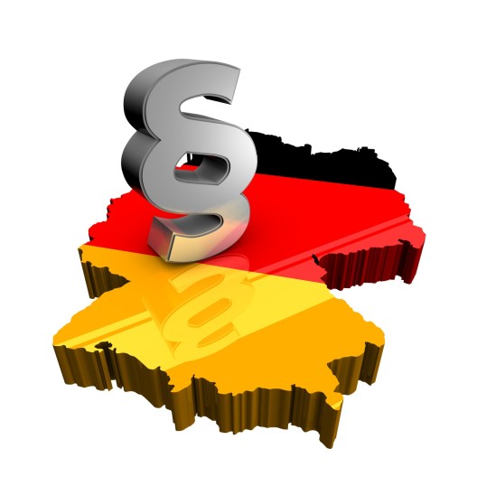 Stilisiertes Deutsches Recht aus Paragrafzeichen und 3D-Umriss des Landes in Nationalfarben