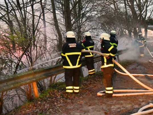 Bild zeigt einen Brand welchen die Feuerwehr gerade versucht zu löschen.
