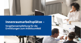 Blick von oben auf ein Büro mit mehreren Arbeitsplätzen