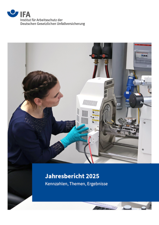 IFA Mitarbeitende am Rasterelektronenmikroskop