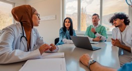 Mehrere Personen besprechen etwas in einer Gesundheitseinrichtung.
