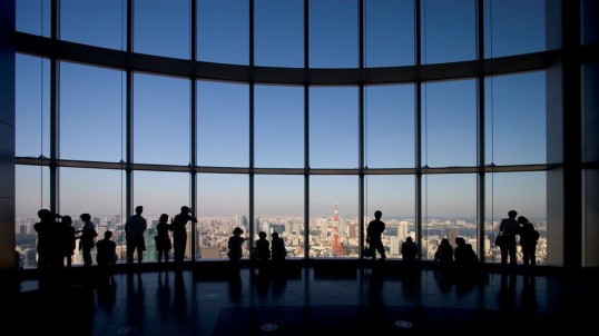 Menschen vor einem Panoramafenster