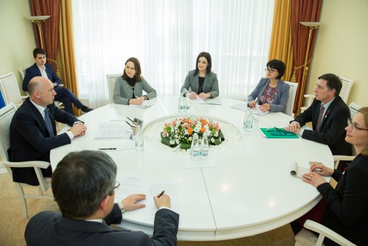 Dr. Breuer on a round table speaks with peoples