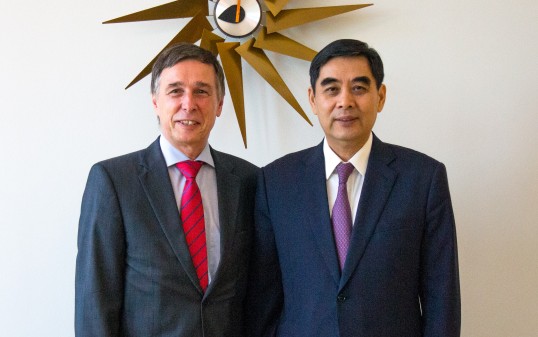 Dr. Joachim Breuer und Minister ZHANG Jinan