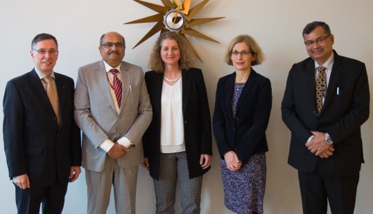 Gruppenfoto mit Prof. Dr. Breuer, Dr. Avneesh Singh, Dr. Edlyn Höller, Frau Höffer, Herr Singh