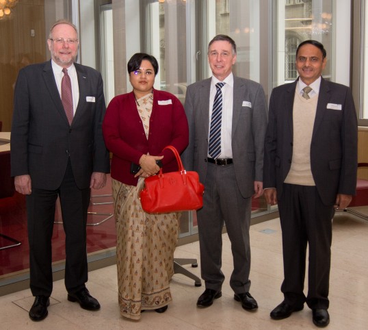 Gruppenfoto mit stellvertretender indische Botschafterin