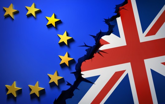 Symbolbild zeigt die britische und die europäische Flagge