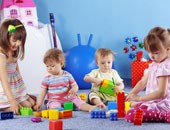 Kinder spielen in einer Kita