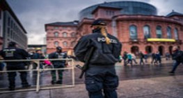 Bild einer großen Menschenmenge im Freien