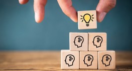 Bild von Würfeln, die übereinander gestapelt werden.