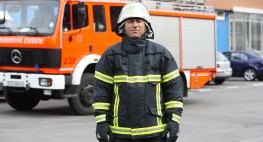 Bild einer Person in Feuerwehrkleidung.