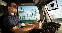 Person in einem Fahrzeug.