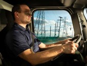 Person in einem Fahrzeug.