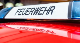 Bild der Blaulichtanlage eines roten Autos, darauf steht Feuerwehr.