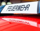 Bild der Blaulichtanlage eines roten Autos, darauf steht Feuerwehr.
