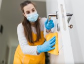 Bild einer Person während Reinigungsarbeiten.