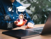 Bild eines Laptops mit verschiedenen weißen Piktogrammen, eine Uhr, eine Glühbirne.