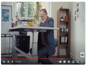 Bild einer Bürosituation mit hochgefahrenem Schreibtisch.