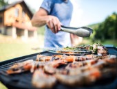 Bild eines Grills, auf dem Fleisch gegrillt wird.
