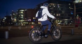 Fahrradfahrer mit heller Jacke in dunkler Umgebung