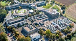 Luftbild des Geländes der DGUV.