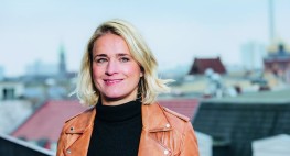 Person auf einer Dachterasse.