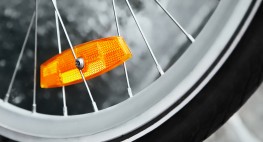 Bild eines Reflektors in einem Fahrradreifen.