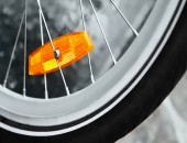 Bild eines Reflektors in einem Fahrradreifen.