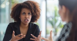 Bild von zwei Personen mit ernstem Blick.