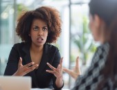 Bild von zwei Personen mit ernstem Blick.