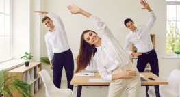 Personen machen in der Pause Dehnübungen.