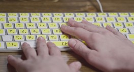 Bild einer Computer-Tastatur, auf der zwei Hände tippen.