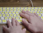 Bild einer Computer-Tastatur, auf der zwei Hände tippen.