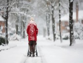 Frau mit Rollator im Schnee