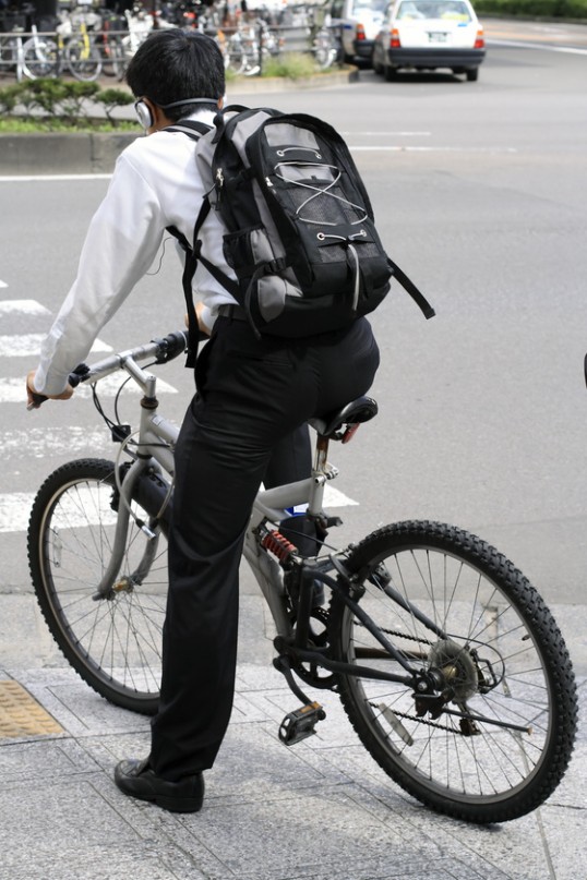 Fahrradfahrer steht vor einem Zebrastreifen