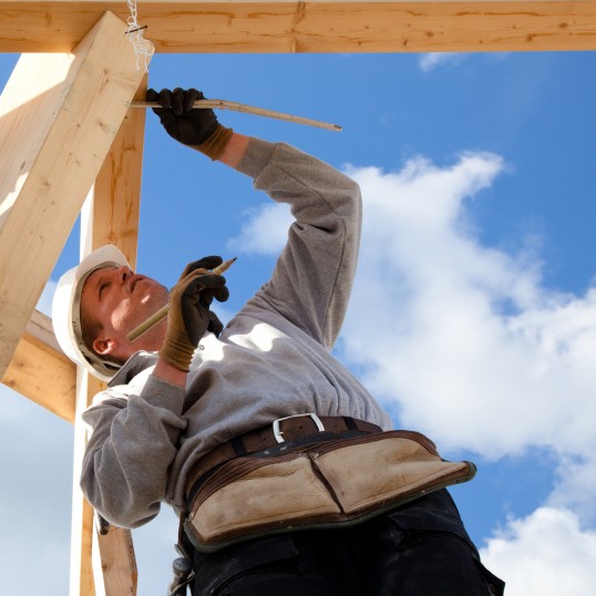 Dachdecker auf dem offenen Dachstuhl