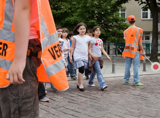 Schülerlotsen helfen Kindern über die Straße