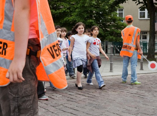 Schülerlotsen helfen Kindern über die Straße