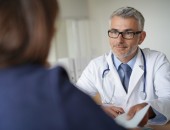 Foto: ein Arzt spricht mit einer Patientin 