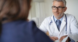 Foto: ein Arzt spricht mit einer Patientin 