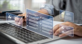 Foto: jemand füllt elektronische Formulare an einem Notebook aus