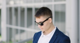 Junger Mann mit Sonnenbrille.