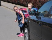 Bild von Kinder, die vor einem Auto auf die Straße sehen, um sie zu überqueren.