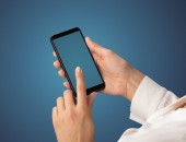 Bild eines Handys auf das mit einem Finger getippt wird.