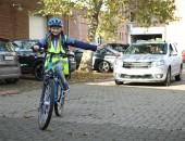 Bild eines Kindes im Straßenverkehr auf dem Fahrrad