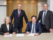 Die Vereinbarung zu einer umfassenden IT-Kooperation der beiden Berufsgenossenschaften VBG und BGHM unterzeichneten Angelika Hölscher (VBG) und Christian Heck (BGHM) (2.v.r.) zusammen mit Prof. Bernd Petri (VBG) (2.v.l.) und Niels Schurreit (BGHM)