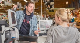 Bild von einem wütenden Kundem, der die Kassiererin im Supermakt bedroht.