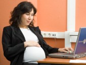 Bild einer schwangeren Person am Laptop